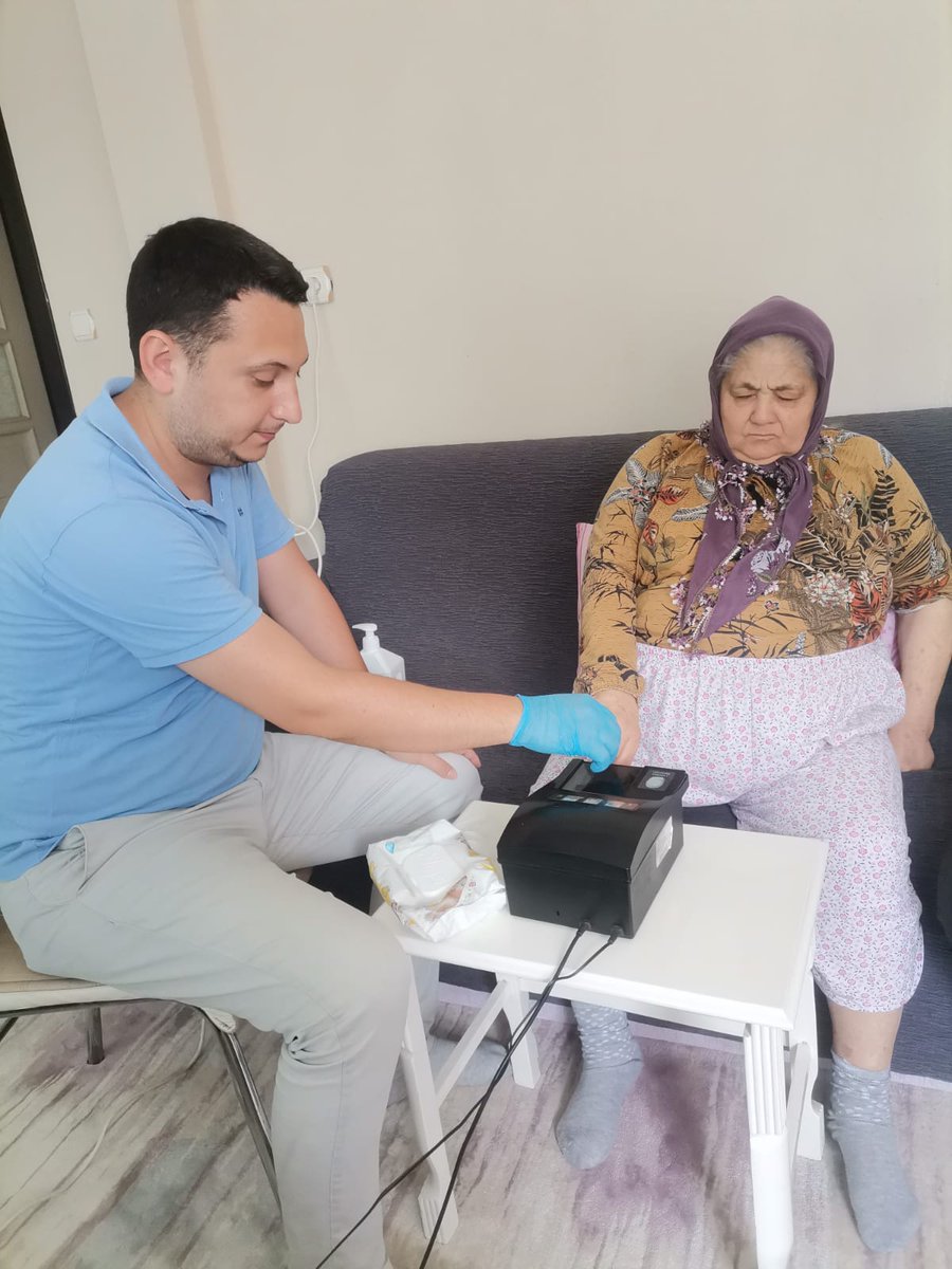 KoskNufus's tweet photo. Çarşı mahallemizde yaşayan ve müdürlüğümüze gelemeyecek durumda olan vatandaşımızın Kimlik Kartı müracaatını Adreste Nüfus Hizmetleri kapsamında aldık. #hayatınızınheranında @TCNufus @GLN66942341 @ozkan_akyol_ https://t.co/92qxH28zte