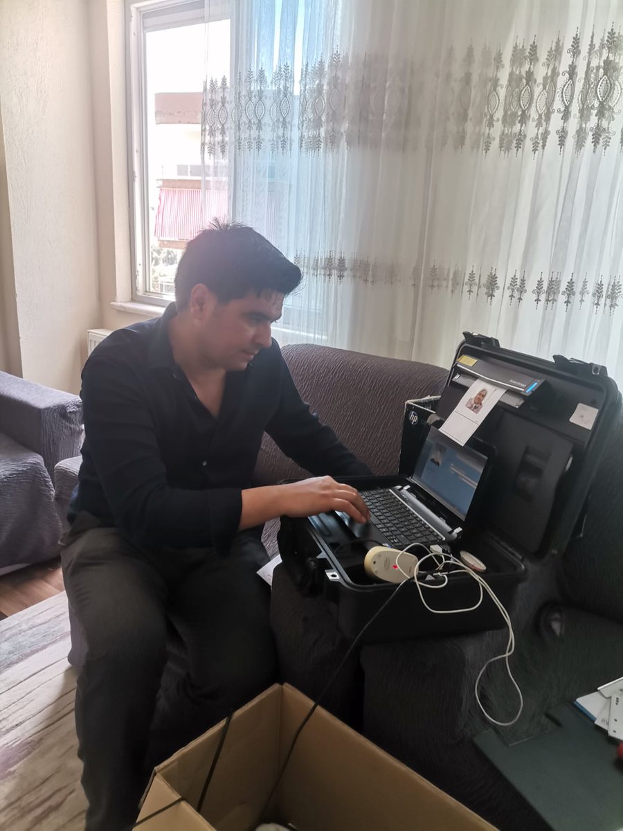 KoskNufus's tweet photo. Çarşı mahallemizde yaşayan ve müdürlüğümüze gelemeyecek durumda olan vatandaşımızın Kimlik Kartı müracaatını Adreste Nüfus Hizmetleri kapsamında aldık. #hayatınızınheranında @TCNufus @GLN66942341 @ozkan_akyol_ https://t.co/92qxH28zte