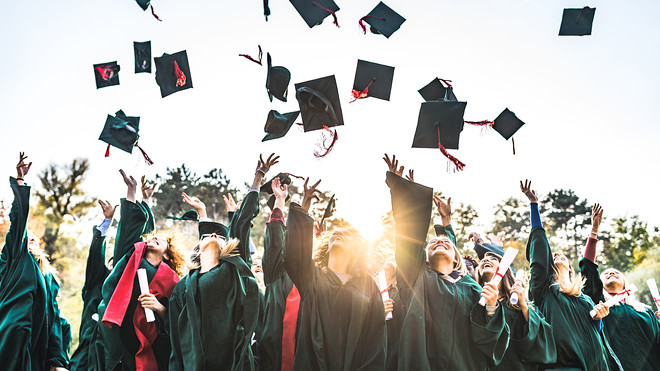 “Tips for New Graduates on #Life #Work and Making Big Decisions” Graduates face a big transition from school to work Tips to help them craft their life and work greggvanourek.com/tips-for-new-g… #Graduation #Graduation2024 #Work