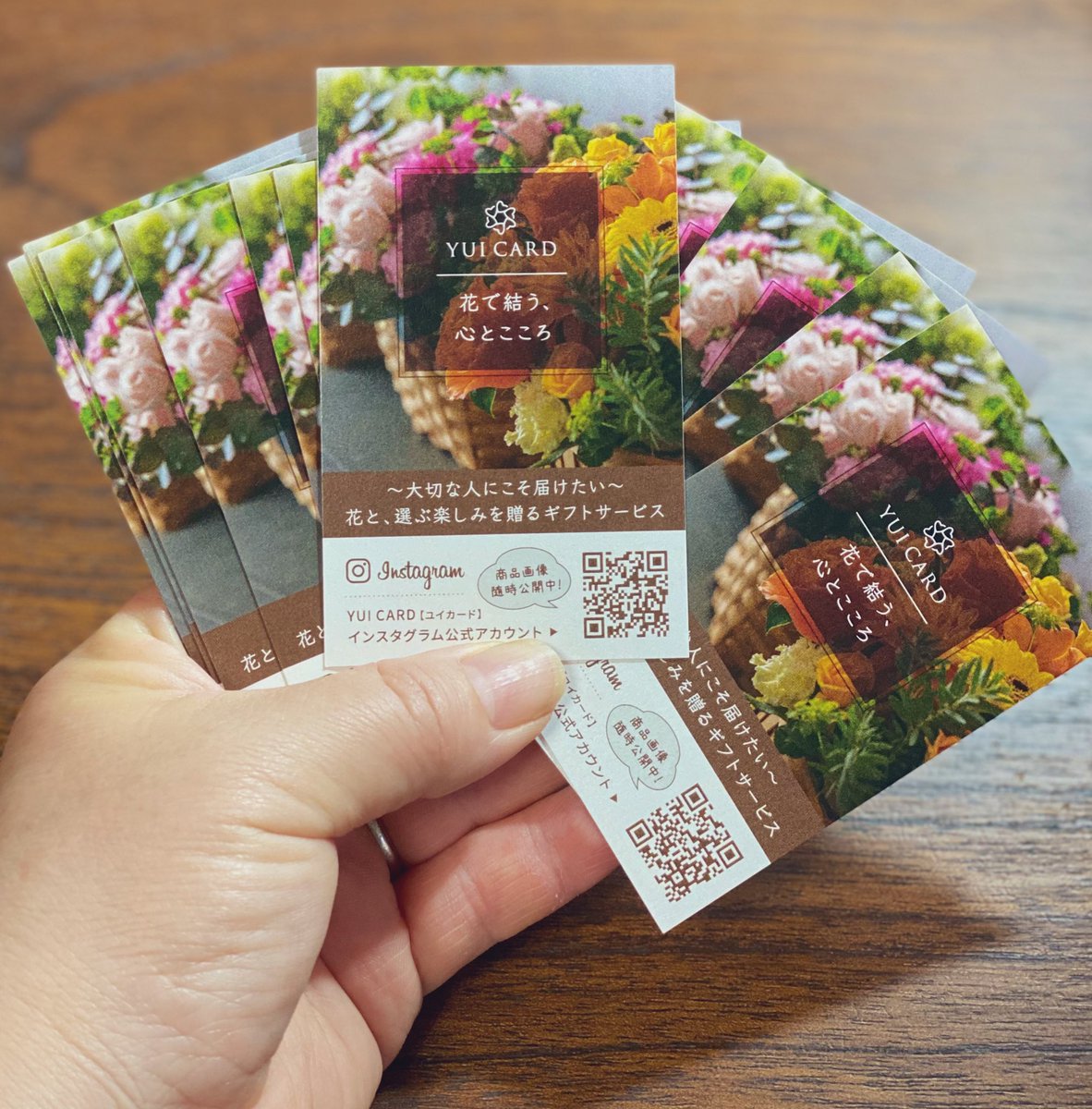 YuiCard's tweet photo. ショップカード作りました
画像ではわかりにくいかもしれませんが、カードに使った紙とギフトの封筒に使った紙も同じパール調の加工が施されています。まずは明後日から都内3ヶ所でお花と一緒に置かせていただきます https://t.co/221UGKL31V