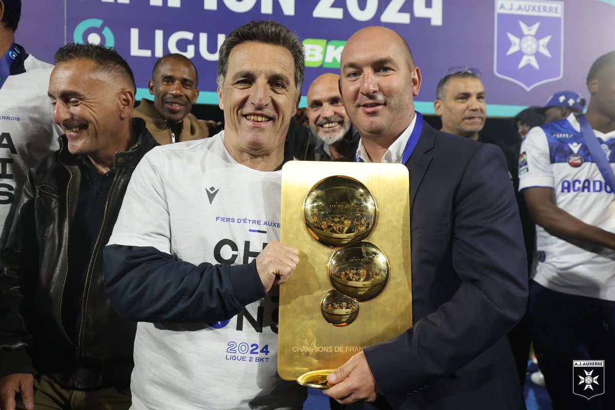AJA's tweet photo. 3️⃣ saisons en @Ligue2BKT : 3️⃣ montées et 2️⃣ titres 🤩

🔵 𝑵𝒐𝒕𝒓𝒆 𝒄𝒐𝒂𝒄𝒉 ⚪️

#TeamAJA https://t.co/cVnGhpGNid