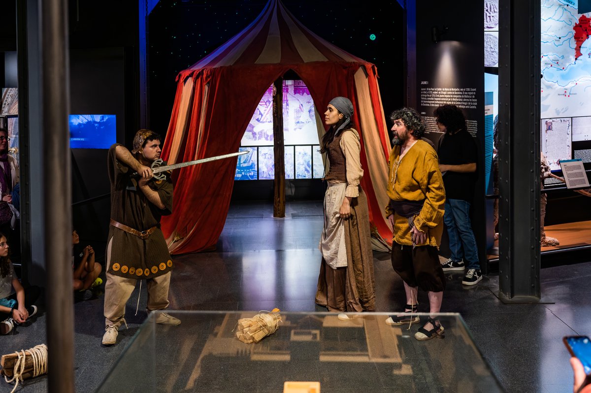 mhistoriacat's tweet photo. 🎭 Durant la #NitdelsMuseus vam gaudir de les escenes teatralitzades històrqiues a càrrec de @plataformabn. 

⏳ A l’exposició permanent ‘La memòria d’un país’ es representaran escenes que van tenir lloc a Catalunya diferents èpoques. https://t.co/WHeoobO2Ao