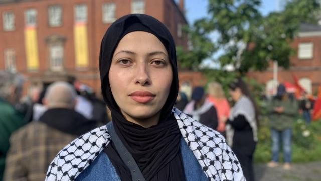 Islamistisk manipulation
Mød Dana Abu Qamar. Hun er palæstinenser og kom til England for at studere jura. England har nu valgt at annullere hendes studie visum fordi hun gentagende gange har hyldet drabene på israelere den 7 Oktober, hyldet Hamas samt tilkendegivet at hun er