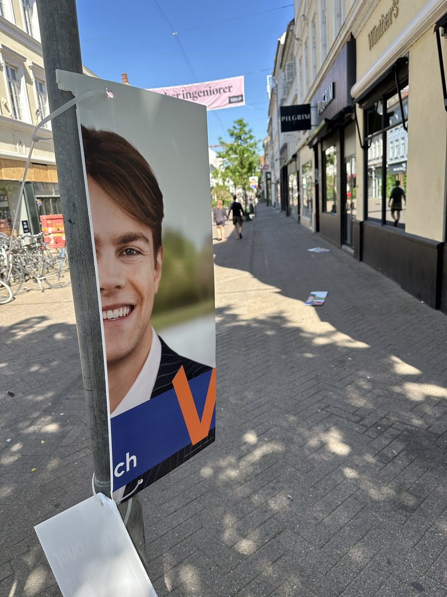 JonasPullich's tweet photo. ØV!

Det er desværre ikke kun i København, at plakater bliver ødelagt.

Det er udemokratisk og uordentligt. Særligt går det udover kandidater, som ikke har et stort budget.

Jeg har gået en tur igennem gågaden i Odense, og hængt plakater op igen fra alle partier.

#dkpol https://t.co/K0dDZIMbFB