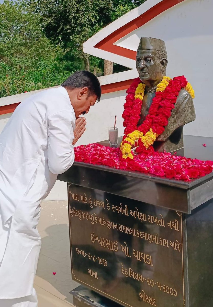 Paid floral tribute to Shri Ishwarbhai Chavda (Dada) at Satyagrah Chhavni, Borsad accompanied by CLP leader Shri @AmitChavdaINC ji, party leaders and workers from Anand district.