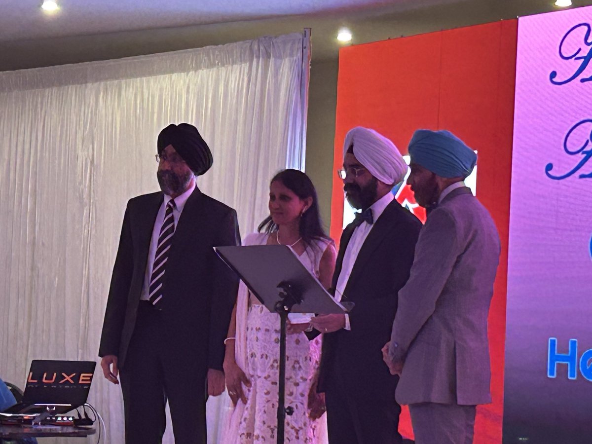 Mark Titcomb tweet media