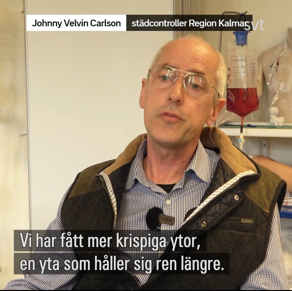 sloseriombud's tweet photo. 🧹 HUNDRATUSENTALS KRONOR FÖR HITTEPÅ-VATTEN

Minst femton kommuner, en region och ett universitet har betalat dyra pengar för ”städvatten”, en produkt som de lika gärna hade kunnat tillverka själva eller som vanligt vatten hade kunnat ersätta. 

Vattnet framställs i en generator, en slags maskin där vanligt kranvatten filtreras, som kostar mellan 250 000 till 350 000 kronor.

Region Kalmars städcontroller (?) motiverar det till exempel med att han tycker sig fått ”krispigare” städytor, trots att det saknas vetenskapligt stöd för att det överhuvudtaget skulle vara effektivt mot smuts.

Läs mer: https://t.co/yQ4USDeGoo