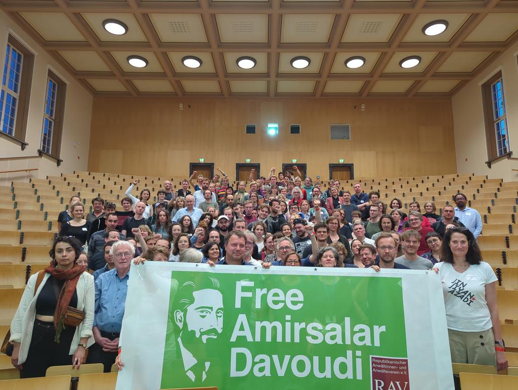 Heute ist ein guter Tag, an unseren im #Iran inhaftierten Kollegen Amirsalar Davoudi zu erinnern. #FreeAmirsalarDavoudi #FreeThemAll #JinJiyanAzadî