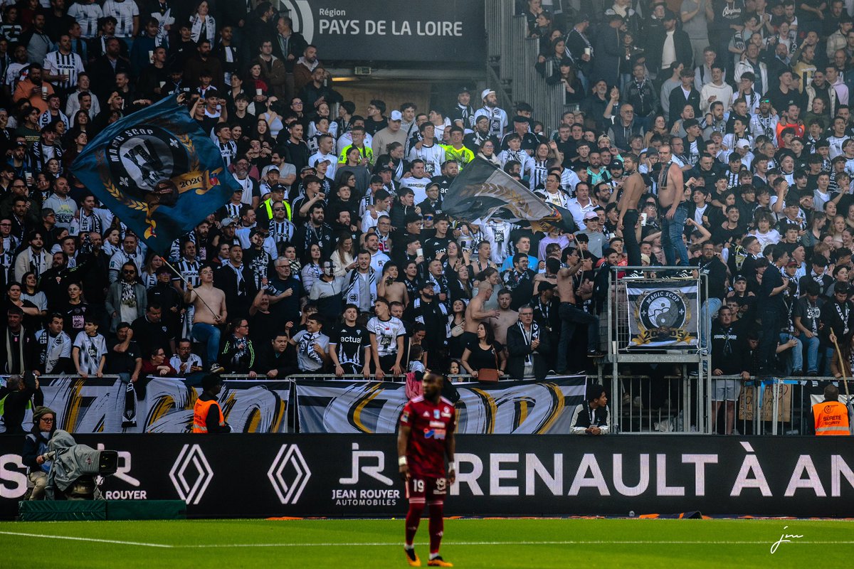 MagicSCOP's tweet photo. Angers - Dunkerque (17/05/2024)

Une dernière performance au stade exceptionnelle, dans un contexte extraordinaire pour le club et pour le groupe 🔥 
Merci à tous les adhérents, anciens adhérents et sympathisants d’avoir répondu présent, vous avez été ÉNORMES https://t.co/lpmn1sIWU0