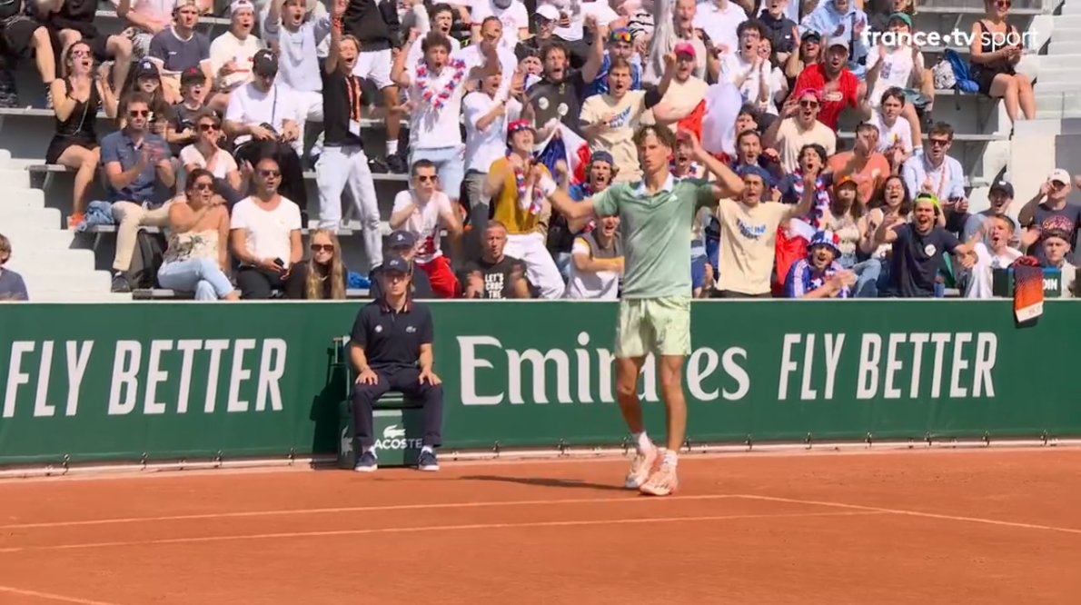 Les qualifs de Roland-Garros, c'est parti ! Enorme ambiance actuellement sur le court 14 entre Gabriel Debru 🇫🇷 et Valentin Vacherot 🇲🇨. 📺 Les qualifications sont diffusées gratuitement sur le site de @francetvsport. Dominic Thiem est programmé aujourd'hui sur le court