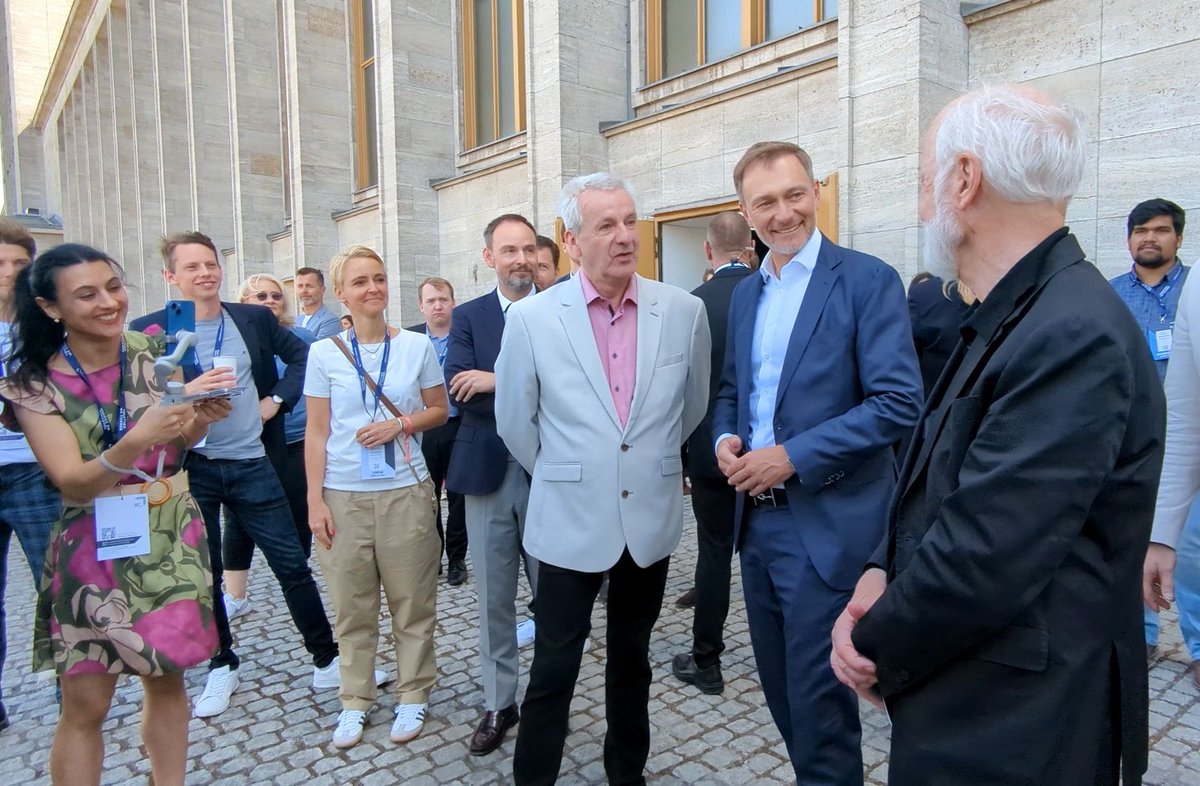 MeikeBeuckmann's tweet photo. Im Gespräch sind der Bundesfinanzminister Christian Lindner und Andreas Zurwehme, Gründer und Vorstand der eROCKIT AG sowie Geschäftsführer der eROCKIT Systems GmbH. Zudem ist Max Bennet Kruse, ein deutscher Fußballspieler und 14-maliger A-Nationalspieler, dabei. https://t.co/0rFKVJB8g8