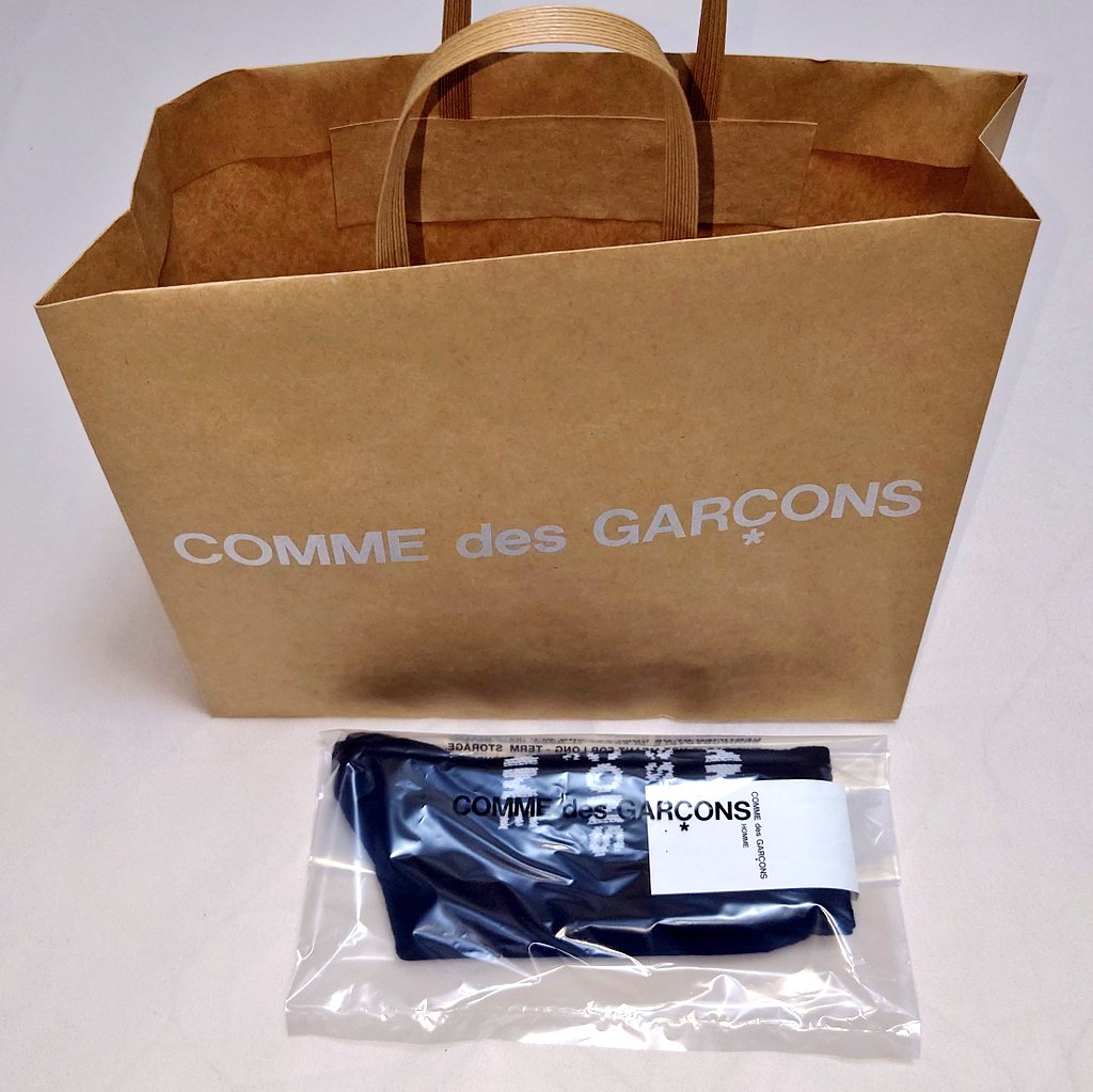 commedeshumains's tweet photo. 先日に店先で気に入ったものの、近隣にマイサイズの在庫が無くて、わざわざ取り寄せてもらった服を受け取り👕

ただし、別途靴下購入はただの衝動買い🧦

#COMMEdesGARÇONS
#COMMEdesGARCONS
#コムデギャルソン
#ギャルソン
#BLACKCOMMEdesGARÇONS
#BLACKCOMMEdesGARCONS
#ブラックコムデギャルソン https://t.co/KpaRWhnYB7