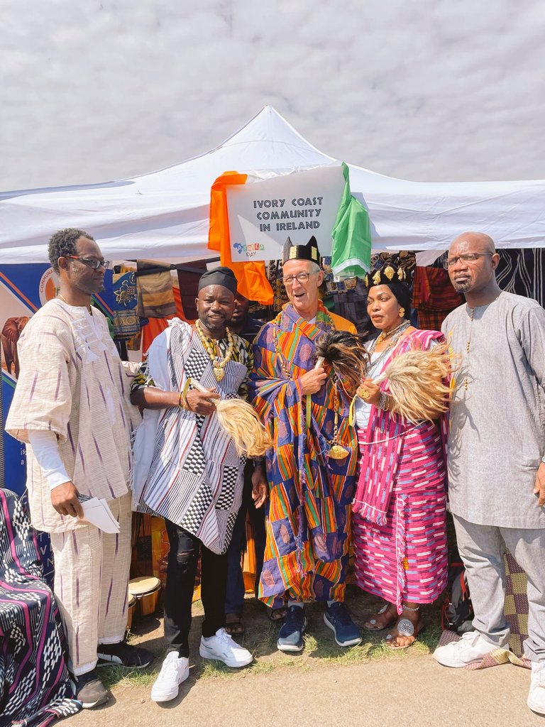 ConsulCote's tweet photo. Merveilleux en tant que Consul Honoraire en Irlande, de rencontrer la diaspora ivoirienne lors de la célébration de la Journée de l'Afrique, à Dublin. Nous sommes une famille. Allez les éléphants. @AOuattara_PRCI @Gouvci @ACHIPatrick4 @UKinCotedIvoire @CoteDivoirePME @Senatci https://t.co/0hG8jtvKYB