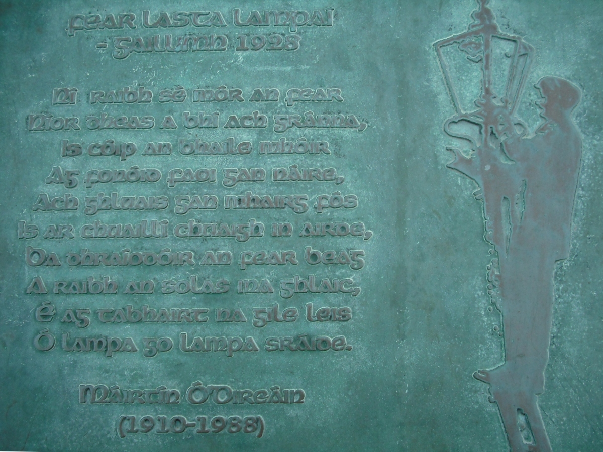 Plaic liteartha a chonaic stiúrthóir Ghaelchló i mBóthar na Trá, Gaillimh, an tseachtain seo caite. Tá tionchar 'Gaeilge' le Pádraig McCarthy le brath ar an litreoireacht - cé nach ionann iad.