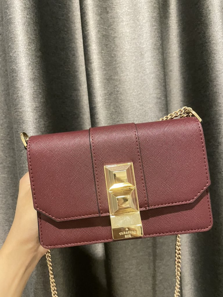 Chubbyybear_'s tweet photo. #ส่งต่อ atreasure box flat layer สี maroon 
990รส ราคาชอป2590น้า✨
อุปกรณ์ ถุง + สาย2สาย🌈
สภาพ90% 
#DEk67 #atreasurebox #DEK68 #กระเป๋า https://t.co/uwBkCjp8Je