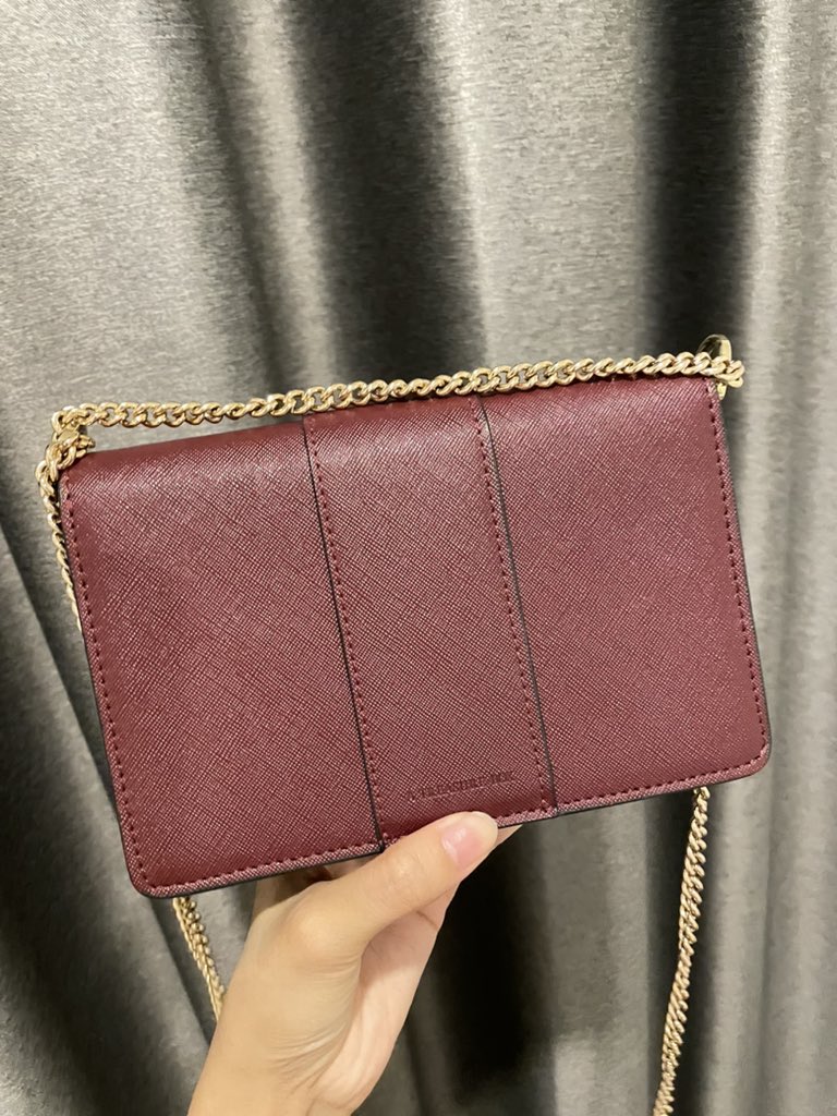 Chubbyybear_'s tweet photo. #ส่งต่อ atreasure box flat layer สี maroon 
990รส ราคาชอป2590น้า✨
อุปกรณ์ ถุง + สาย2สาย🌈
สภาพ90% 
#DEk67 #atreasurebox #DEK68 #กระเป๋า https://t.co/uwBkCjp8Je