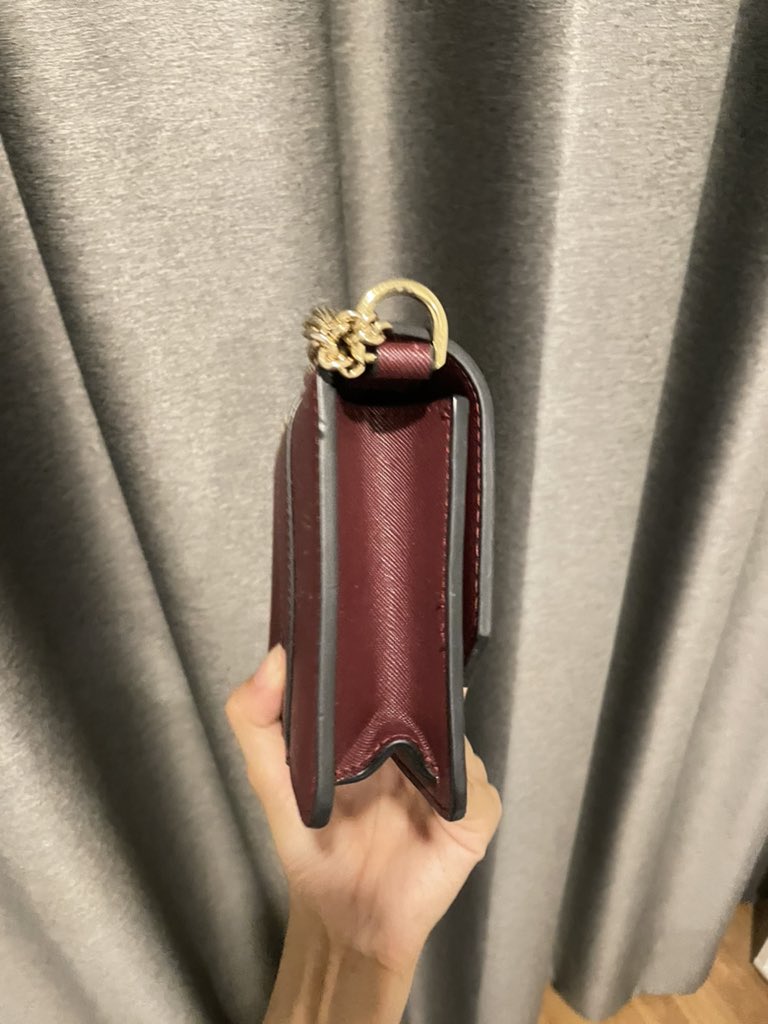Chubbyybear_'s tweet photo. #ส่งต่อ atreasure box flat layer สี maroon 
990รส ราคาชอป2590น้า✨
อุปกรณ์ ถุง + สาย2สาย🌈
สภาพ90% 
#DEk67 #atreasurebox #DEK68 #กระเป๋า https://t.co/uwBkCjp8Je