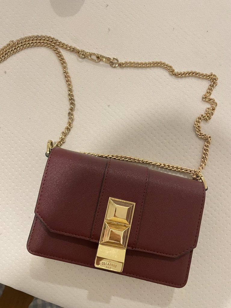 Chubbyybear_'s tweet photo. #ส่งต่อ atreasure box flat layer สี maroon 
990รส ราคาชอป2590น้า✨
อุปกรณ์ ถุง + สาย2สาย🌈
สภาพ90% 
#DEk67 #atreasurebox #DEK68 #กระเป๋า https://t.co/uwBkCjp8Je