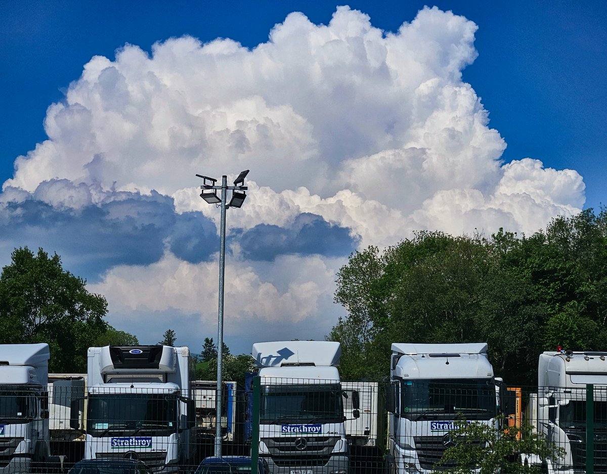 Some absolutely beautiful scenes from Omagh today.. The Thunderstorms in the west.. Beautiful convection. @angie_weather @barrabest @bbcniweather @geoff_maskell @WeatherCee