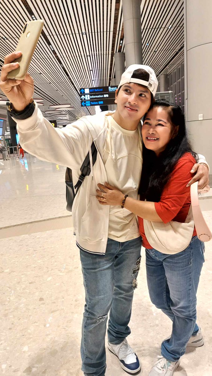 Selfie pa more bunso..❤❤

KABUNSUAN STANDS FOR MYGZ.