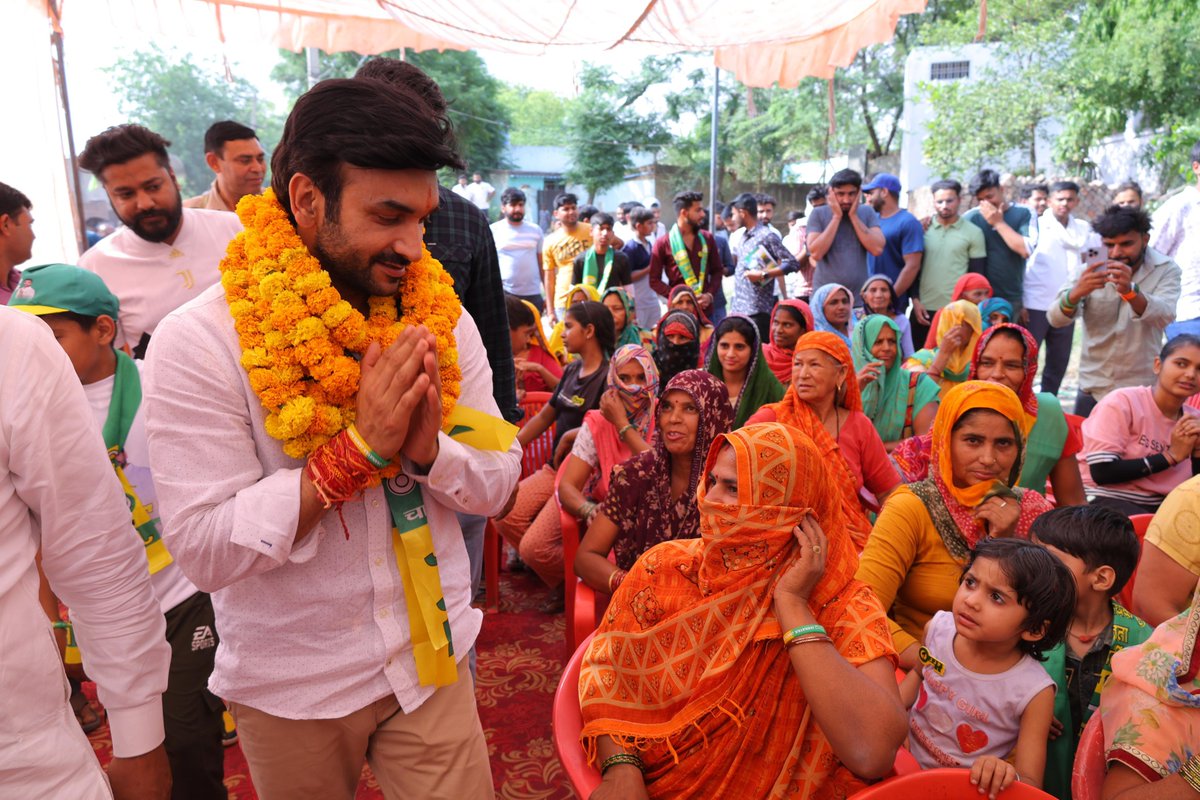 यत्र नार्यस्तु पूज्यन्ते रमन्ते तत्र देवता| यानी जहाँ नारी पूजी जाती है, वहां देव बसते हैं| गुड़गाँव की महिलाएं भी सम्मान चाहती हैं। नारी को उनका सम्मान दिलाऊँगा|

<a href="/JJPofficial/">Jannayak Janta Party (JJP)</a> #MainBhiFazilpuria 🔰📷 #LokSabhaElections2024📷 #JJPinGurugram #FazilPuria #yuvasoch #yuvajosh #yuvaMP