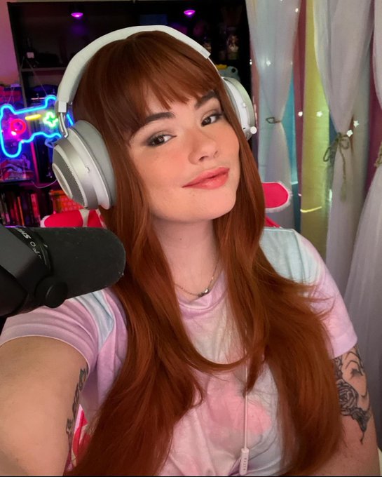 Just imagine I wrote a very sexy, cool caption here and give me credit <3 https://t.co/FxoxNxfdEA