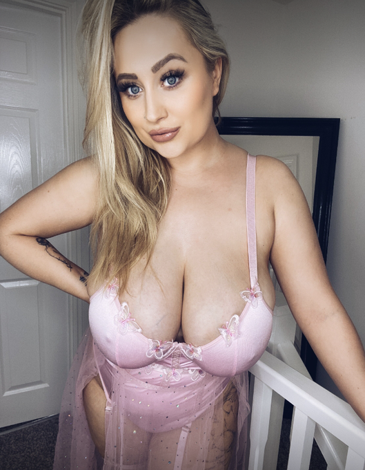 Say hi if you want to see my new video 🥵  https://t.co/NQbgxathqS https://t.co/1P90Gd9BuR