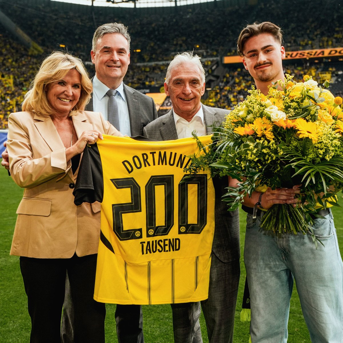 Der BVB begrüßte zum Heimspiel gegen Darmstadt sein 200.000. Vereinsmitglied. In der Halbzeitpause wurde Noah Schwanitz geehrt. Neben einem Trikot mit der Aufschrift „200 Tausend“ erhielt er eine lebenslange BVB-Mitgliedschaft. 🙏 🔗 go.bvb.de/vereinsmitglie…
