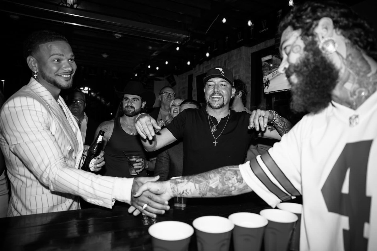 This is what taking over a bar in Texas looks like!! @kanebrown @JellyRoll615 @PostMalone 📸: Justin Mrusek