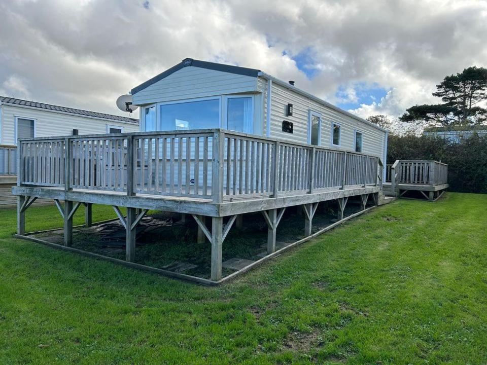 New on our camping, caravanning and glamping list today is Seagulls Rest at Dinas Country Club. Sleeps 6, views to the sea, shared outdoor pool, on-site bar and close to Cwm-yr-Eglwys beach. More info here: newportpembs.co.uk/visitors/holid…