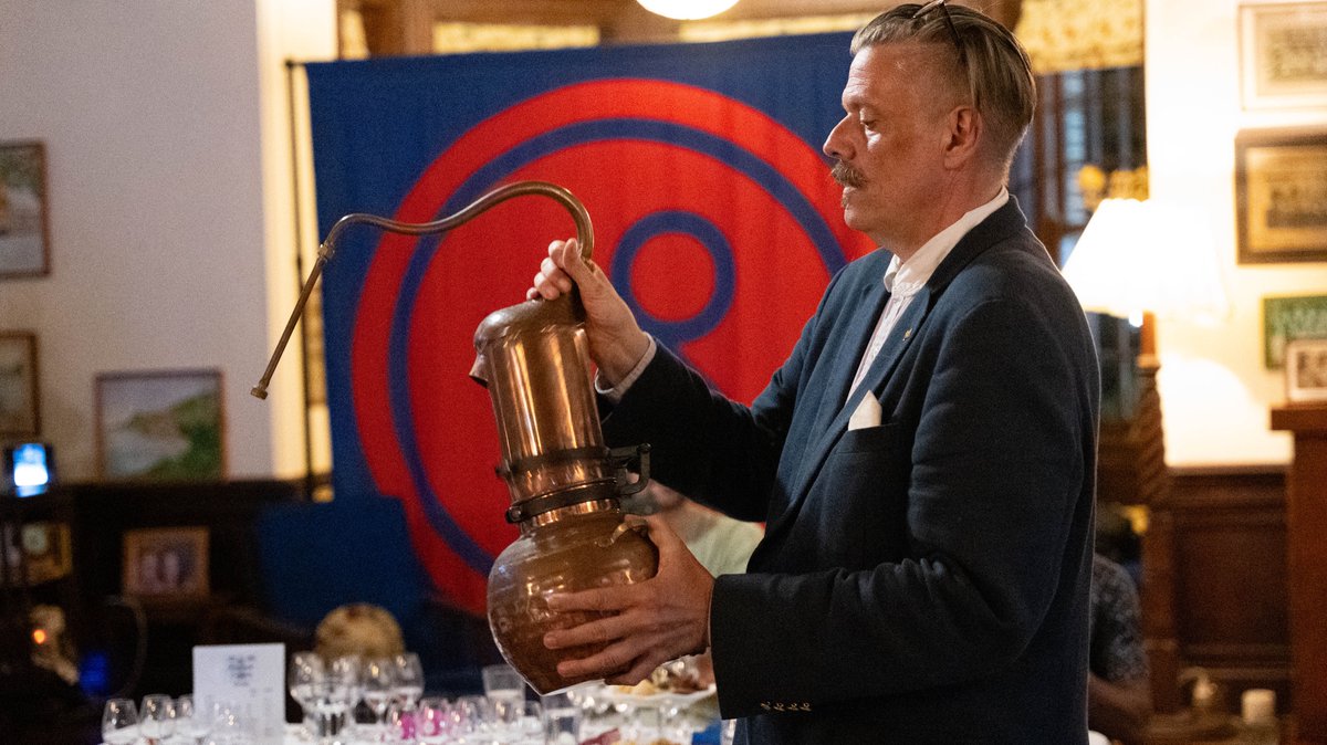 Jane Nurse recently hosted a masterclass at The Tower Estate Grenada  for the Scents of Grenada Festival. 

She was joined by Stephen Dirk from Euphorium where we focused on 'sense' notes, comparing different perfumes, raw materials and aromas that we paired with our rums.