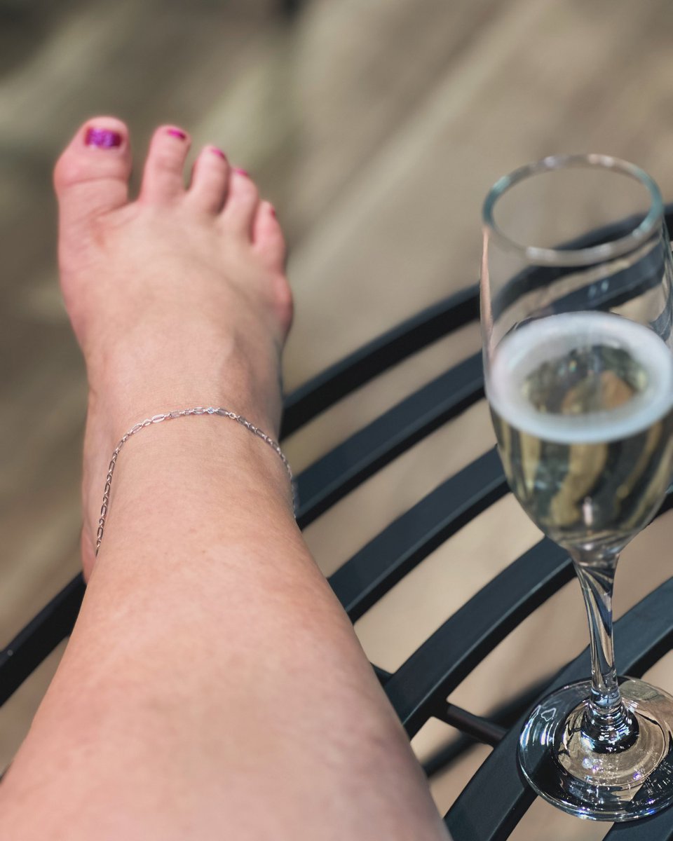 Only in @stefansjewellersuk do you get spoilt, Prosecco while having an anklet welded on!! Thankyou @ellie_stanton for a lovely afternoon #SupportLocal #Jewellery #TinyToes #Bubbles #ADancersLife xxx