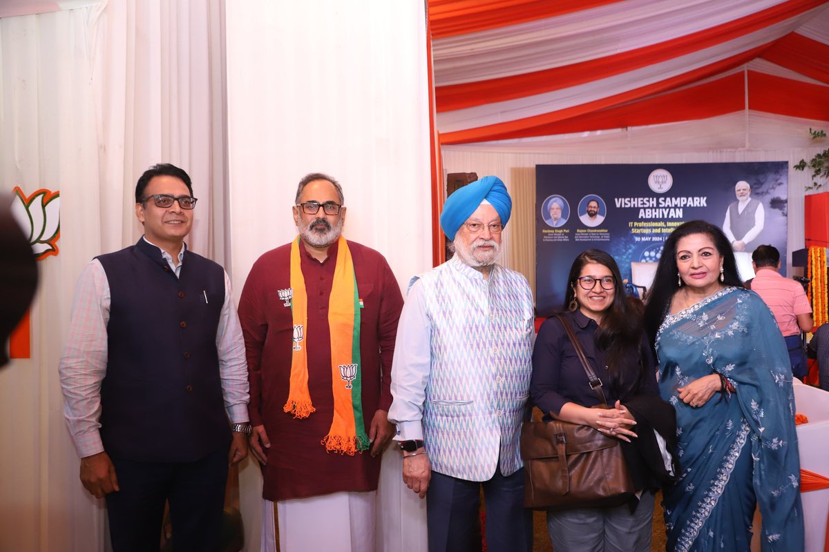 HardeepSPuri's tweet photo. Delighted to join my friend & colleague Sh @Rajeev_GoI Ji to welcome some of the country's top IT Professionals, innovators, startup leaders & intellectuals at an interaction on India's exemplary advancement in the information technology & digital arena under the visionary leadership of PM @narendramodi Ji at a #VisheshSampark event at my residence today.

These young professionals are the beneficiaries & leaders of #ViksitBharat who are guiding India's tech prowess through the #AmritKaal & will take it beyond into an even brighter future.

Ten years ago one could not have imagined that young people with no business background could one day be running huge multi million businesses & providing employment opportunities to lakhs of professionals; or for that matter digital payments even in the remotest parts of the country would be able to accept digital payments.

#TechLeadersWithNaMo 
@PMOIndia @NamoApp @narendramodi_in @themodistory 
@_DigitalIndia @makeinindia @startupindia @MSDESkillIndia @amitabhk87 @PankajMohindroo 
@SunilVachani 
@drriteshmalik 
@rikantpitti 
@VarunAlagh 
@TechnicalGuruji