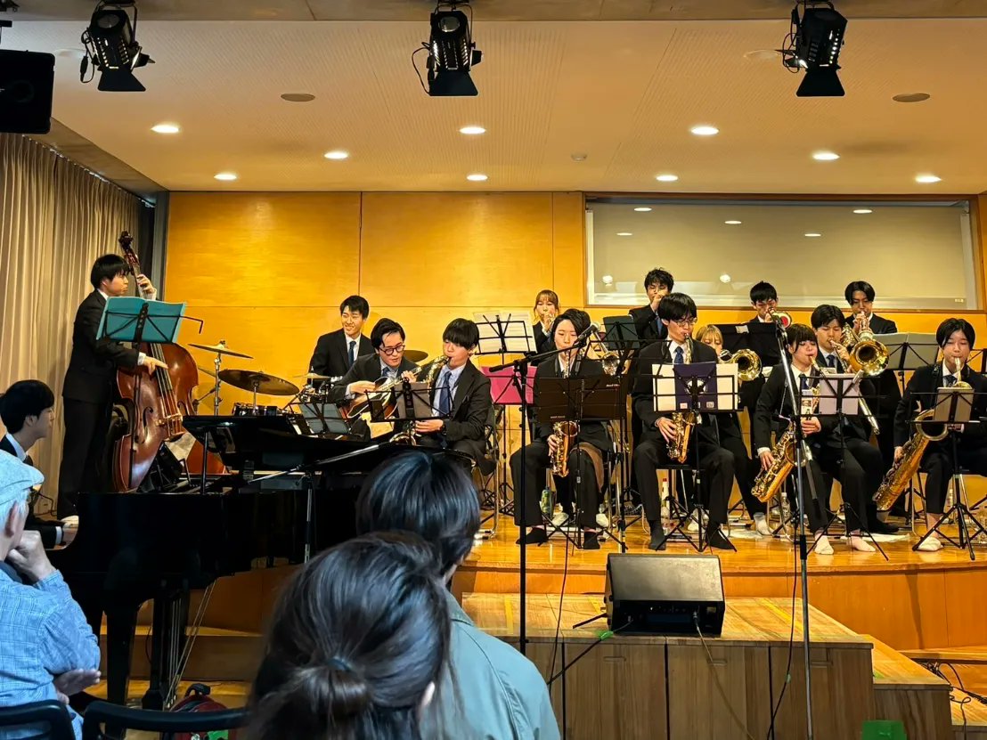 RUSH_JE's tweet photo. 【ライブレポート②】
昨日、第3回関西BIG BAND JAMに出演させていただきました！
関西圏のアマチュアバンドが集まり、お客様も我々も楽しめる良い機会となりました。
また、今回からRUSH'24の衣装を着用してバッチリキメていきました！

来週5/26は部内ライブ！
こちらもよろしくお願いします！ https://t.co/pNW8ZZIFir