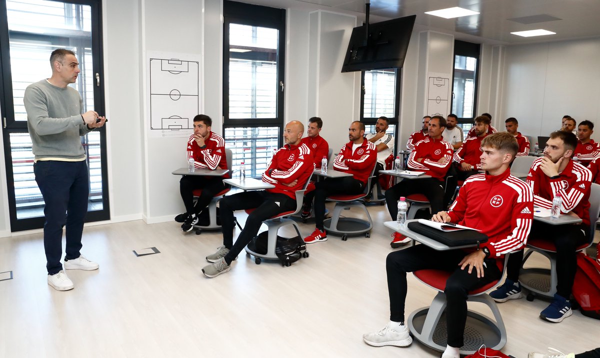 👩🏻‍🎓👨🏻‍🎓🧤Jornada 5️⃣ del '𝗖𝘂𝗿𝘀𝗼 𝗗𝗶𝗽𝗹𝗼𝗺𝗮 - 𝗟𝗶𝗰𝗲𝗻𝗰𝗶𝗮 𝗨𝗘𝗙𝗔 𝗚𝗞 𝗕’ 

🙋🏻‍♂️ Javier López Vallejo (<a href="/SEFutbol/">Selección Española Masculina de Fútbol</a>)

✅ Herramientas psicopedagógicas para la mejora del rendimiento

#FormaciónRFEF | #UEFAGKB