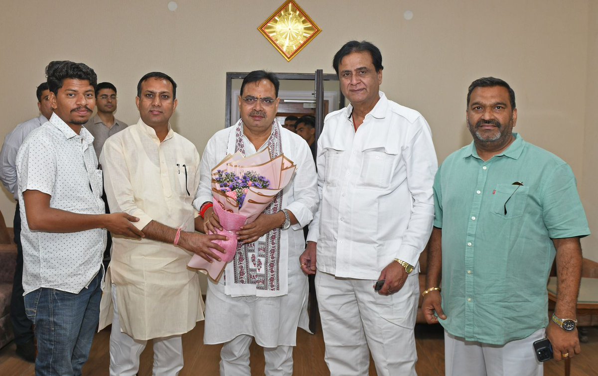 banwasa_prem's tweet photo. आज सीएम हाउस में मुख्यमंत्री आदरणीय भजन लाल जी शर्मा से शिष्टाचार मुलाक़ात की ।

@BhajanlalBjp https://t.co/jW0u1VY1Y5