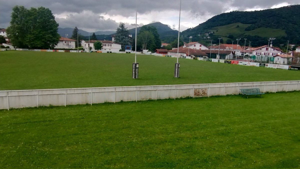 Primero , la visita al Adolphe Jaureguy (mítico jugador francés ( 42 caps entre 1910-1930 )y jugó en los JJOO 1924) , estadio donde juega US Nafarroa (de donde salió @imanolHARI ) . Este campo será la #H120 del #pilgrimtour