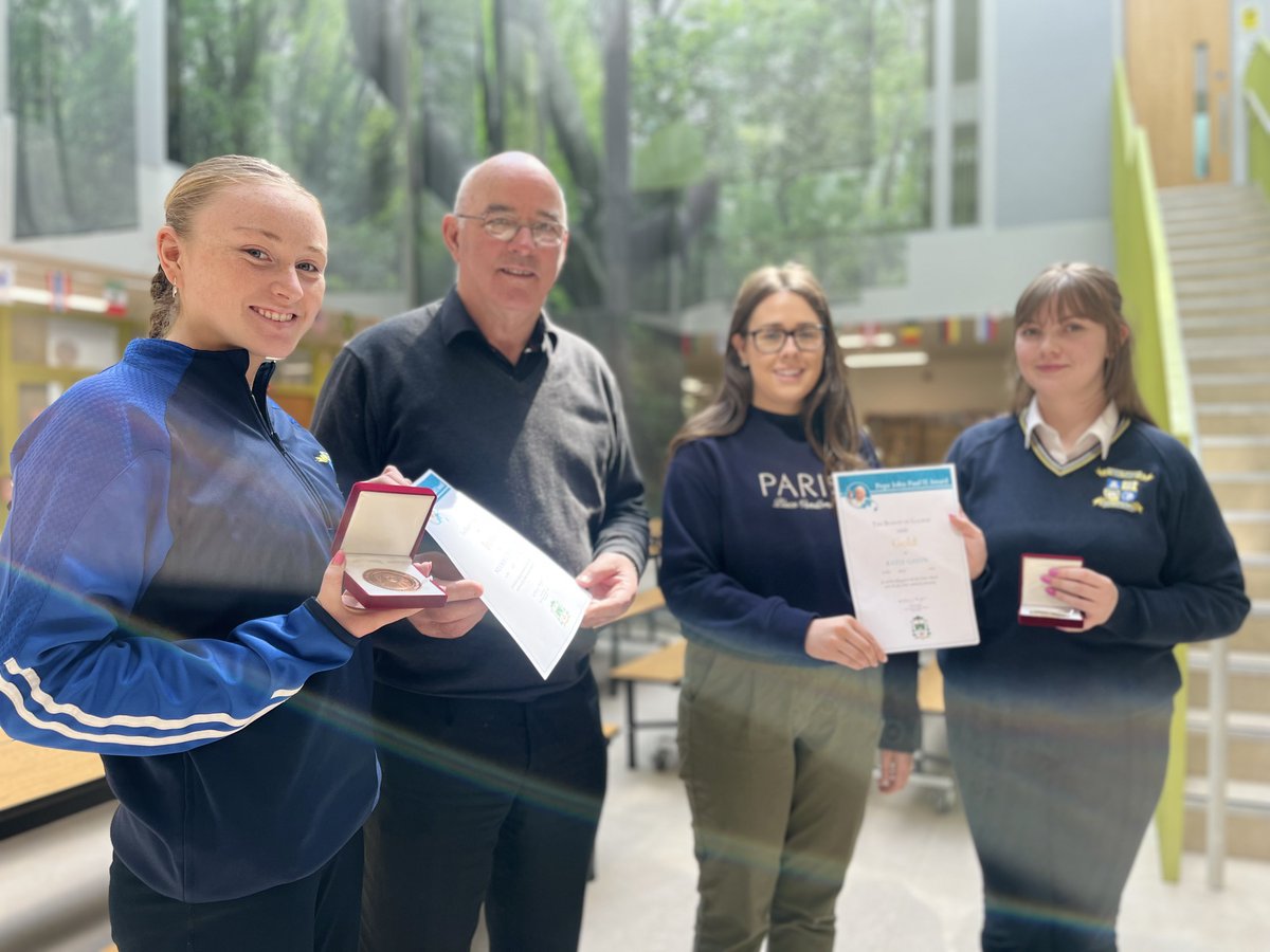 Huge congratulations and well done to two of our 5th year students who were awarded the Pope John Paul II award. Katie Gavin was awarded the Gold award 🥇&amp; Niamh O Donnell was awarded the Bronze award 🥉