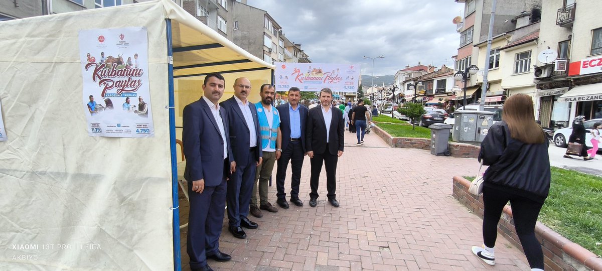 TOSYADNGREVLLER's tweet photo. Tosya ilçe Müftülüğü olarak oluşturulan Kurban bağış standını ziyaret ettik 
Yurt İçi 
Yurt Dışı ve
Filistin e  
Kurban bağışı yapmak isteyen hayırseverlerimizi müftülüğümüze ve standımıza bekleriz 
@bekirderin60
@Muftuluk_37 
@dibdhgm
@DiyanetVakfi 
@izani_turan
@DIBAliErbas https://t.co/vjoP0WcOgb