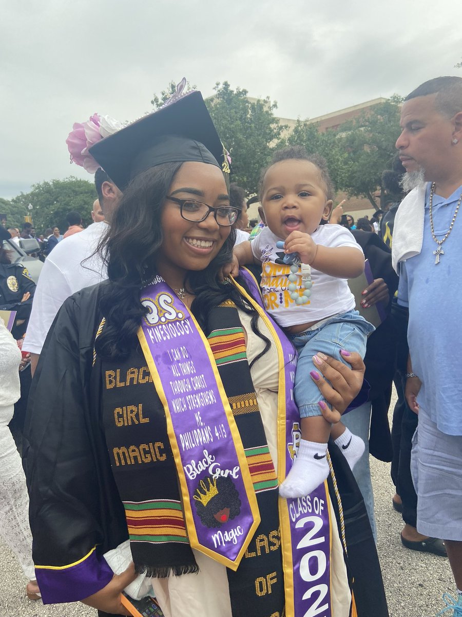 Daazzaannii's tweet photo. Graduated college with a kid💙🥹🫶🏽 #pvamugrad #boymom https://t.co/u2ZvVqpMfb