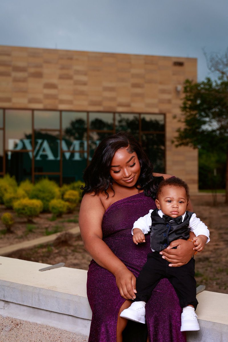 Daazzaannii's tweet photo. Graduated college with a kid💙🥹🫶🏽 #pvamugrad #boymom https://t.co/u2ZvVqpMfb