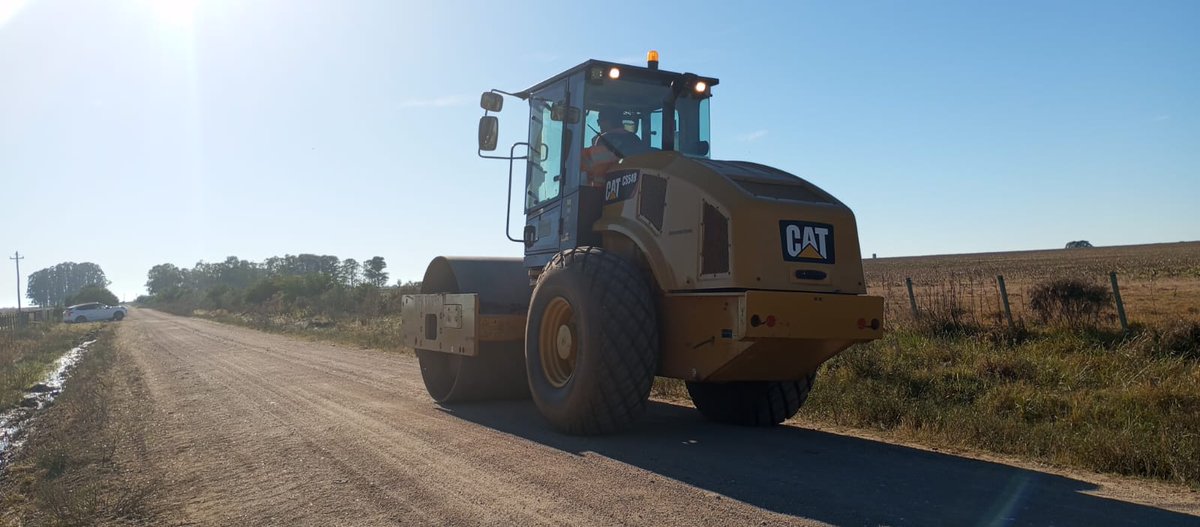 ftc_hd's tweet photo. Trabajos en la zona norte del departamento dentro del  plan de recuperación de camineria rural ,  Kilómetro 152 ruta 5 y en camino Cruz Alta https://t.co/9rifXDvqCu