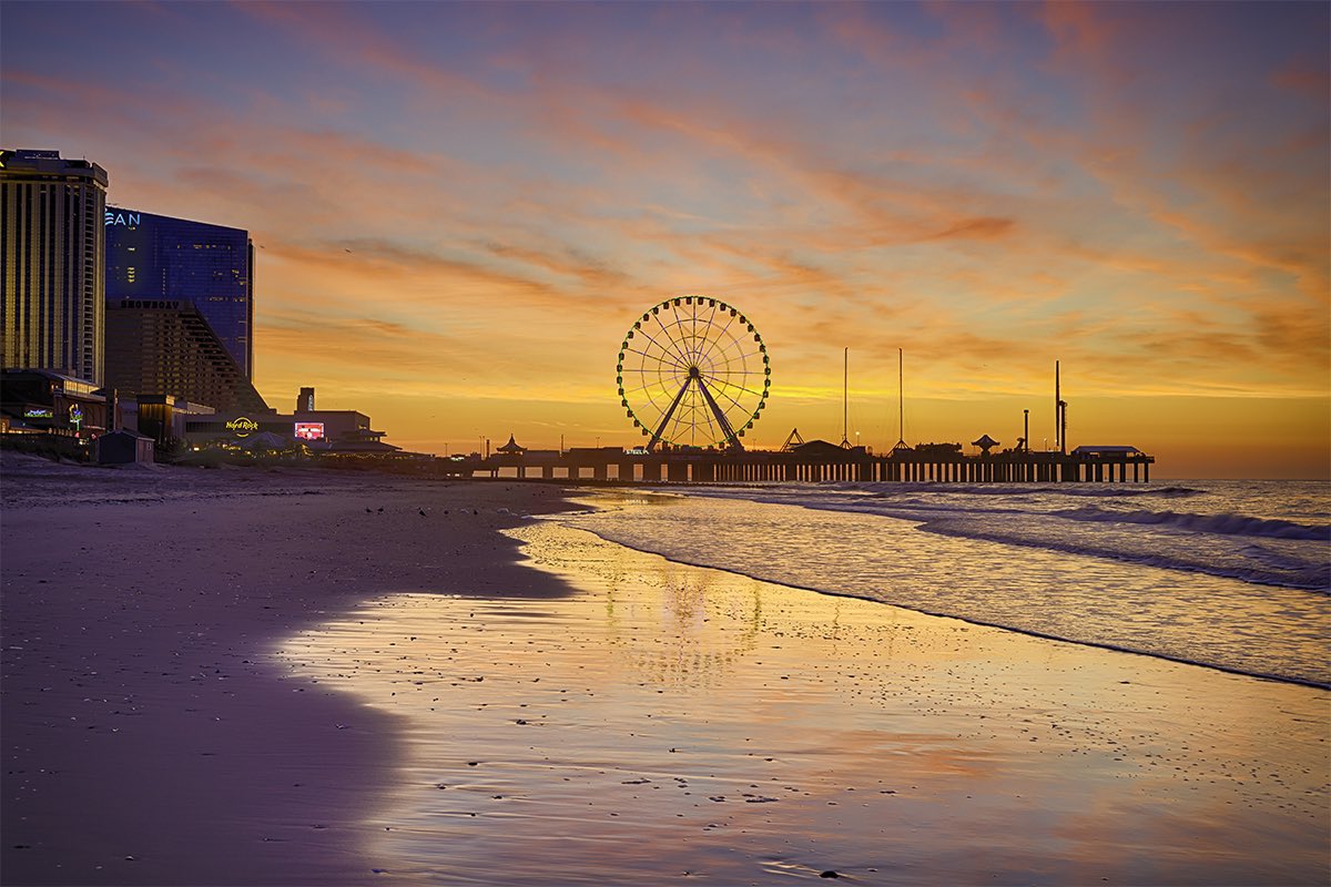 Kick off summer in #AtlanticCity this Memorial Day weekend! Beach days and boardwalk nights await 🌞🏖️✨ Learn more about MDW happenings 🔗 ow.ly/BhHG50RNl7T #newjersey #doac #visitac #reallyac #experienceatlanticcity #onlyinac #authenticexperiences #mdw2024