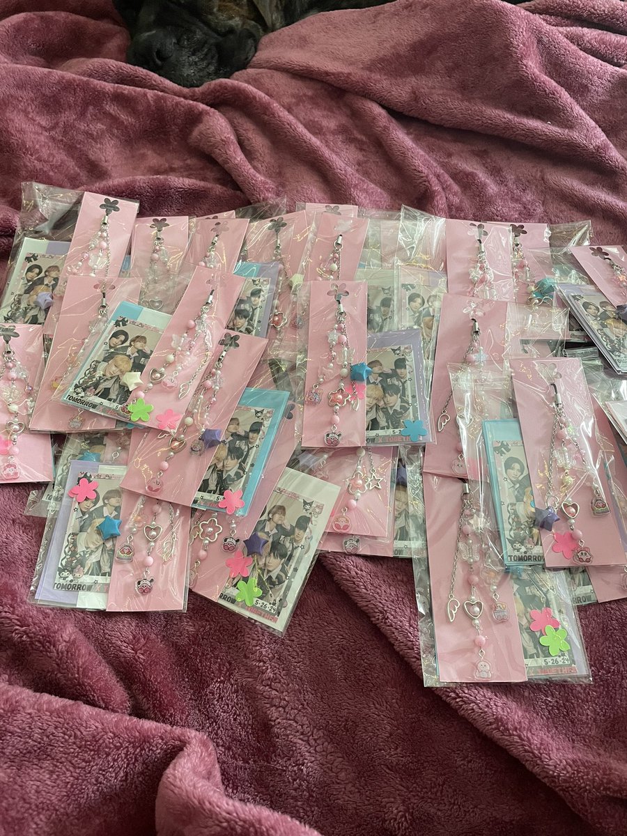 Moonxiea's tweet photo. Finished packing all my freebies for TXT HOUSTON!! Screaming internally 😀ft. my puppy^^ https://t.co/DqXb4kHA5b