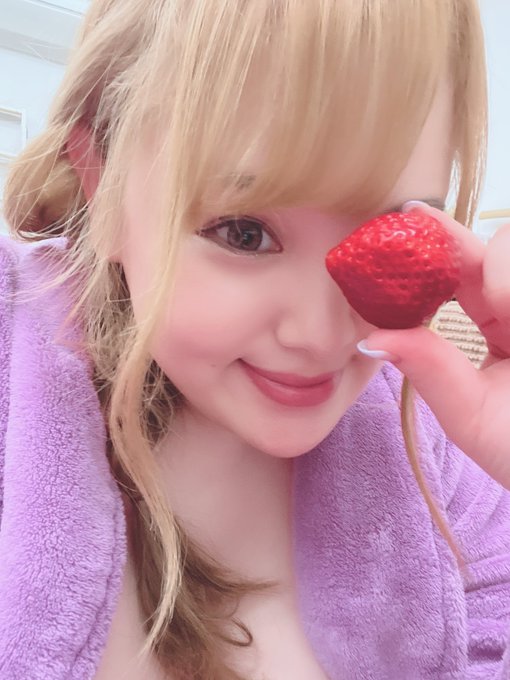 男優さんからいちごの差し入れ🥹🍓そろそろ時期も終わる頃にとっても甘いいちごが食べれて幸せでした✨ビタミン嬉し🥹しばらく体調を崩していて全然本調子に戻らない&hellip;つら&hellip;去年を思い出してしまう&hellip;月額サイト更新止まっててごめんなさい🙇🏼&zwj;♀️待っててくれたらめちゃくちゃうれしいです💦