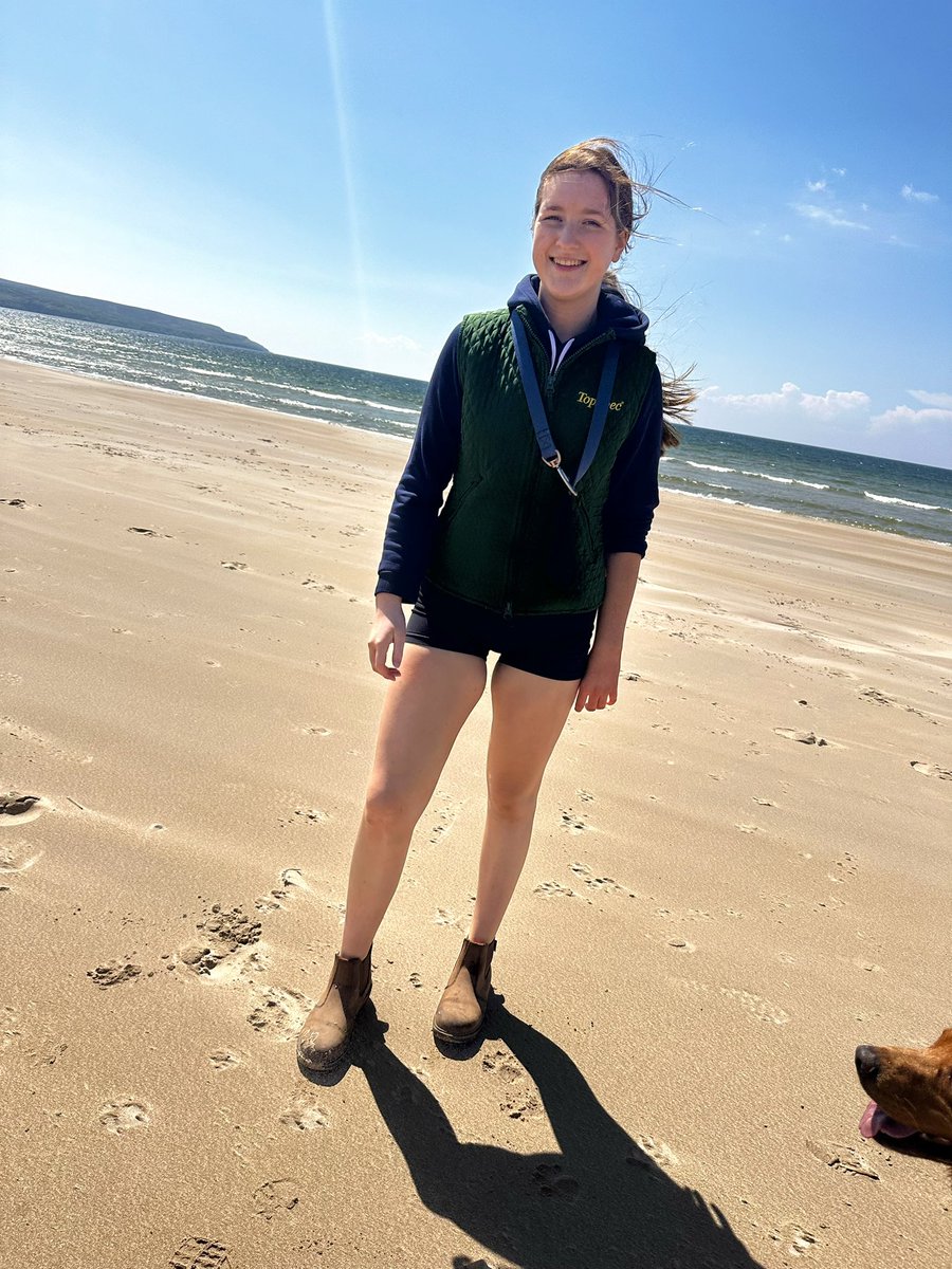 IslayEmma's tweet image. My beautiful @islaycountrygal is building up her experience for her personal statement to apply to vet med @UofGSBOHVM &amp;amp;  @TheDickVet 

She’s been on her own during lambing with the family farm for the last few days so I helped her escape to the beach for an hour this afternoon😊