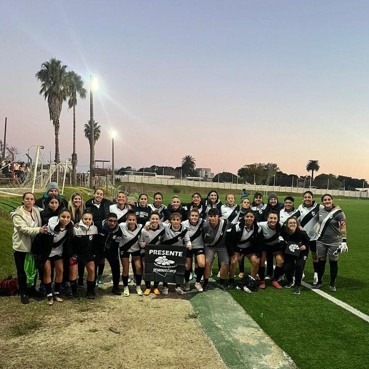 DFCyResistencia's tweet photo. 𝗣𝗥𝗘𝗦𝗘𝗡𝗧𝗘

Nuestras jugadoras del plantel principal de @DanubioFemenino dijeron 𝗣𝗥𝗘𝗦𝗘𝗡𝗧𝗘 en el partido que empataron 1 a 1 contra Boston River este domingo. 

¿𝑫𝒐́𝒏𝒅𝒆 𝒆𝒔𝒕𝒂́𝒏? 
Son memoria, son presente. https://t.co/CO1OrRH6iM