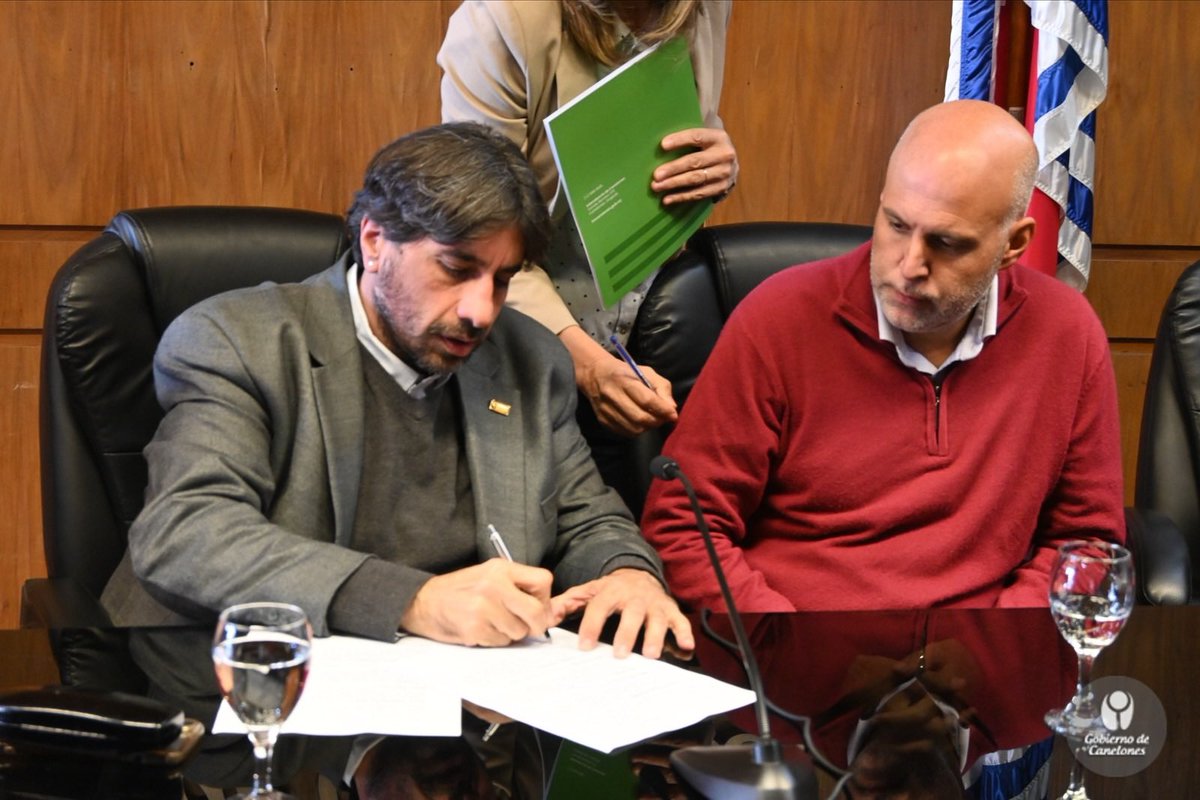 IdCanelones's tweet photo. ◾️La Intendencia de #Canelones y la @inddhhuy firman convenio de cooperación con el fin de continuar la búsqueda de personas detenidas y desaparecidas.

El Int. Marcelo Metediera (@MMetediera) reivindicó las políticas y acciones que lleva adelante el Gobierno de #Canelones para continuar manteniendo viva la memoria.
