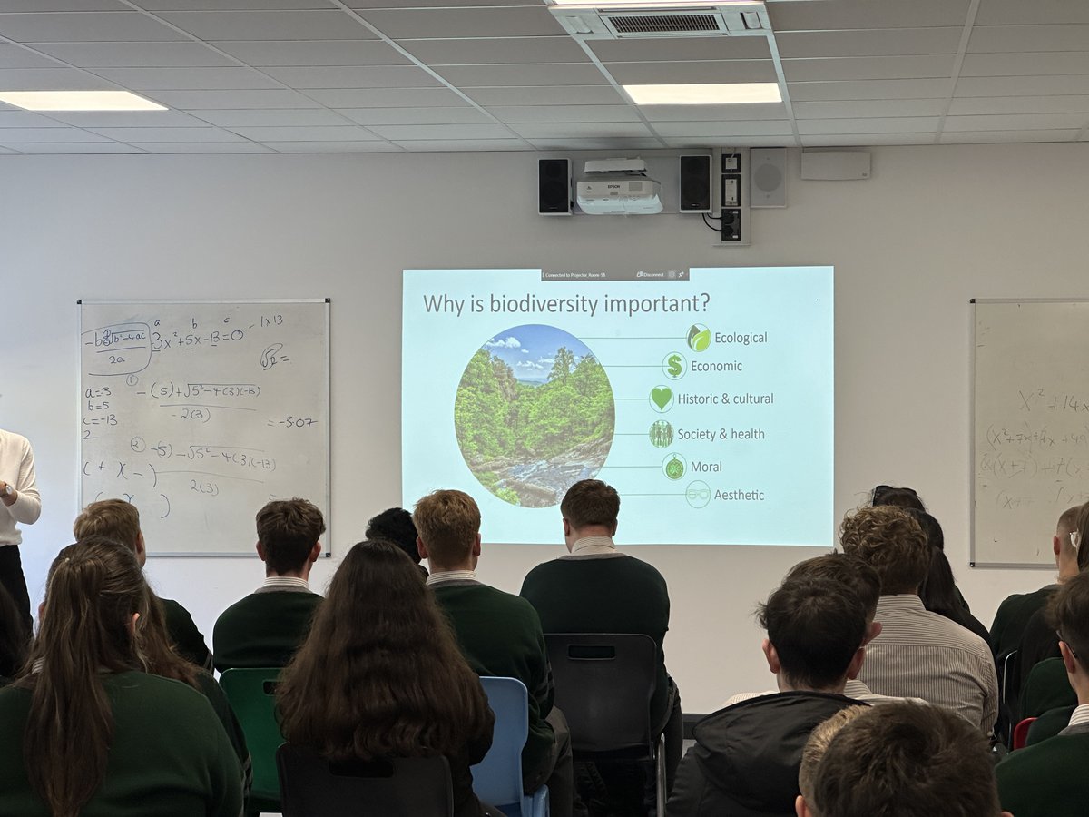 It's the start of #BiodiversityWeek and today is also #WorldBeeDay! Delighted to host Professor @JaneCStout from @tcddublin & Dr. Úna Fitzpatrick of @BioDataCentre & @PollinatorPlan, who gave fantastic presentations on the importance of pollinators to all TY classes. Thank you!