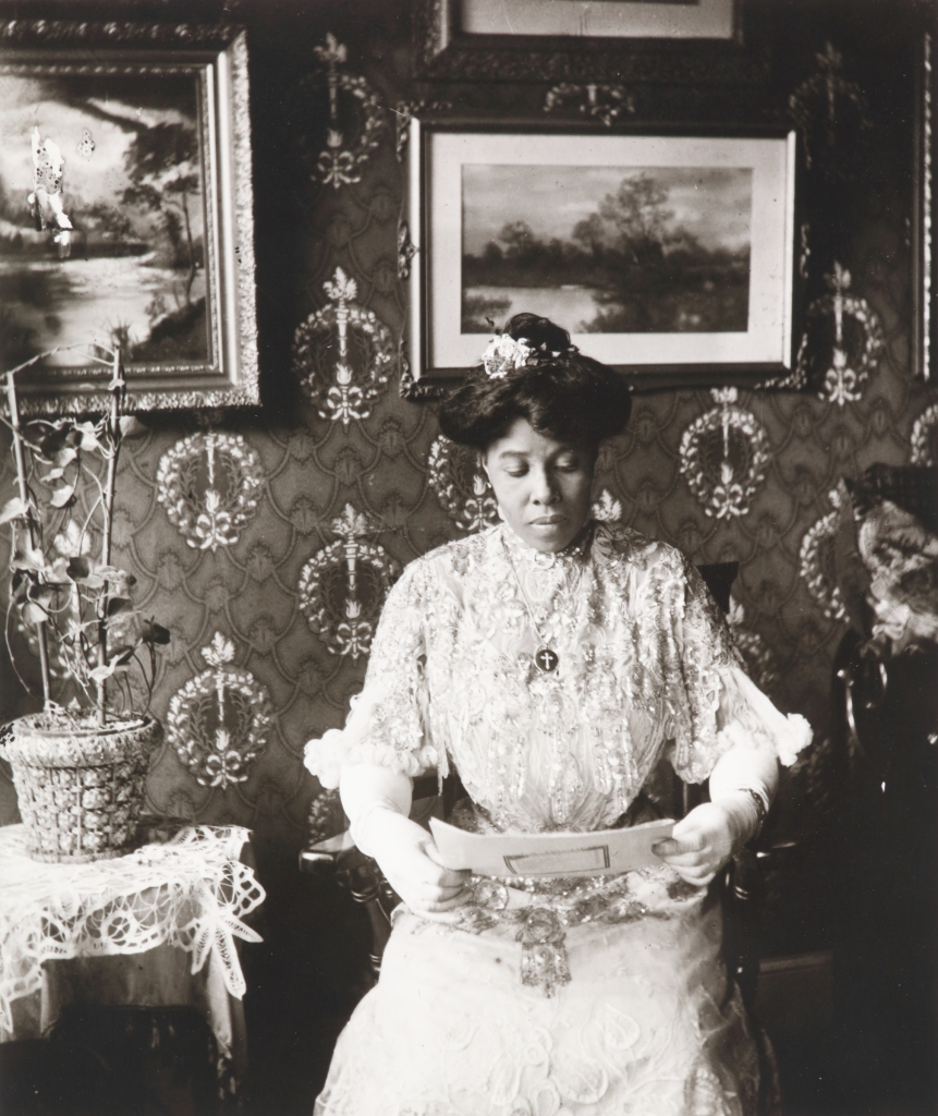 JAMES VAN DER ZEE (1886 - 1983), 'Miss Suzie Porter, Harlem', 1915. High Museum of Art, Atlanta, Georgia US. #JamesVanDerZee #SuziePorter #Harlem #Photography #Gray #artoftheday #art instagram.com/p/C7MZEW3AP71/